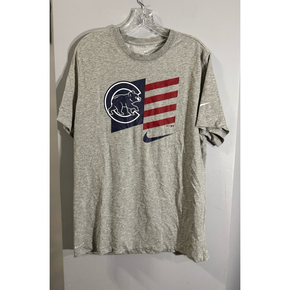 Chicago‎ Cubs bear on US flag and Nike swoosh gray tshirt men's size large